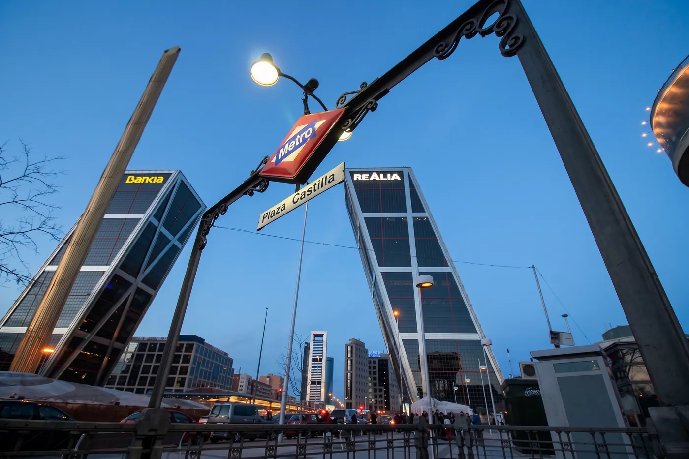 Las torres inclinadas de Plaza de Castilla al atardecer